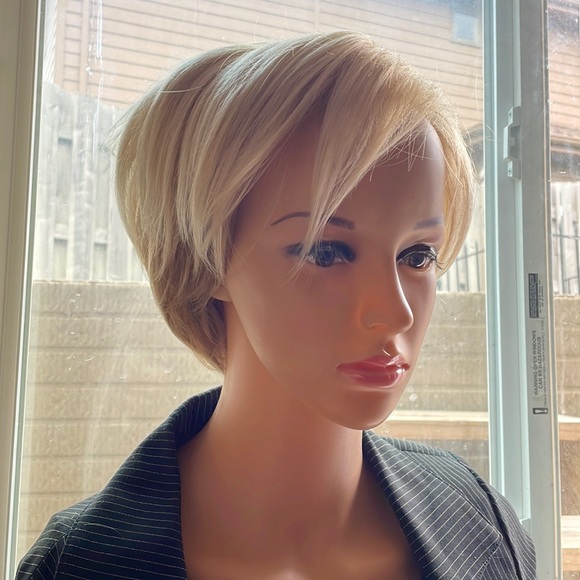 NWT 9” sassy blonde mix wig very short mens women’s unisex side or no parting - Picture 8 of 16